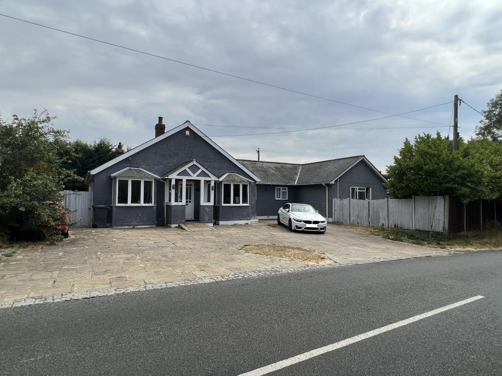 Lot: 45 - DETACHED BUNGALOW SET IN APPROXIMATELY 1.6 ACRES WITH POTENTIAL -